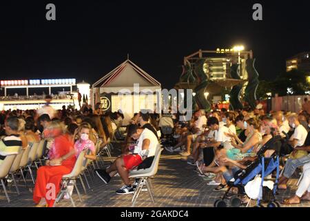 Italia, Riccione. 30 luglio 2021. (INT) pubblico durante le feste notturne delle rose in Emilia Romagna. 31 luglio 2021, Riccione, Italia: Il pubblico segue i festeggiamenti delle Rose notturne, in Emilia Romagna, Italia settentrionale, conosciuta per la sua ricca cucina e le località balneari. L'evento ha un programma vario di 160 attrazioni fino al 1 agosto. DJ on Stage è stato responsabile di illuminare la notte con un sacco di musica. Il sito aveva anche diverse misure di sicurezza per prevenire la diffusione di Covid-19. E la notte si è conclusa con fuochi d'artificio. (Credit Image: © Josi Donelli/TheNEWS2 via ZUMA Press Wire) Foto Stock