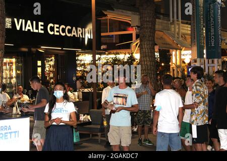 Italia, Riccione. 30 luglio 2021. (INT) pubblico durante le feste notturne delle rose in Emilia Romagna. 31 luglio 2021, Riccione, Italia: Il pubblico segue i festeggiamenti delle Rose notturne, in Emilia Romagna, Italia settentrionale, conosciuta per la sua ricca cucina e le località balneari. L'evento ha un programma vario di 160 attrazioni fino al 1 agosto. DJ on Stage è stato responsabile di illuminare la notte con un sacco di musica. Il sito aveva anche diverse misure di sicurezza per prevenire la diffusione di Covid-19. E la notte si è conclusa con fuochi d'artificio. (Credit Image: © Josi Donelli/TheNEWS2 via ZUMA Press Wire) Foto Stock