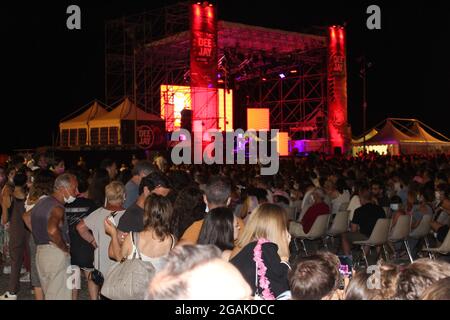 Italia, Riccione. 30 luglio 2021. (INT) pubblico durante le feste notturne delle rose in Emilia Romagna. 31 luglio 2021, Riccione, Italia: Il pubblico segue i festeggiamenti delle Rose notturne, in Emilia Romagna, Italia settentrionale, conosciuta per la sua ricca cucina e le località balneari. L'evento ha un programma vario di 160 attrazioni fino al 1 agosto. DJ on Stage è stato responsabile di illuminare la notte con un sacco di musica. Il sito aveva anche diverse misure di sicurezza per prevenire la diffusione di Covid-19. E la notte si è conclusa con fuochi d'artificio. (Credit Image: © Josi Donelli/TheNEWS2 via ZUMA Press Wire) Foto Stock