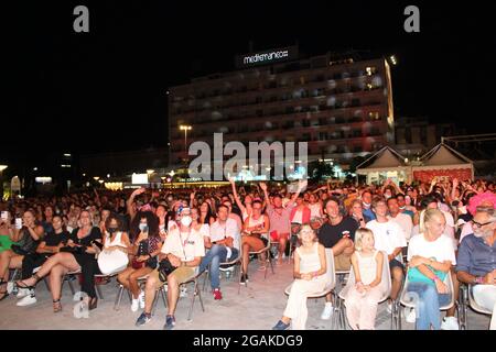 Italia, Riccione. 30 luglio 2021. (INT) pubblico durante le feste notturne delle rose in Emilia Romagna. 31 luglio 2021, Riccione, Italia: Il pubblico segue i festeggiamenti delle Rose notturne, in Emilia Romagna, Italia settentrionale, conosciuta per la sua ricca cucina e le località balneari. L'evento ha un programma vario di 160 attrazioni fino al 1 agosto. DJ on Stage è stato responsabile di illuminare la notte con un sacco di musica. Il sito aveva anche diverse misure di sicurezza per prevenire la diffusione di Covid-19. E la notte si è conclusa con fuochi d'artificio. (Credit Image: © Josi Donelli/TheNEWS2 via ZUMA Press Wire) Foto Stock