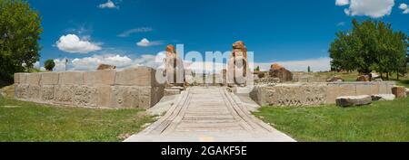 Vista Panoromica del cancello d'ingresso con la sfinge del periodo Hittite in Alacahoyuk. Corum - Turchia Foto Stock