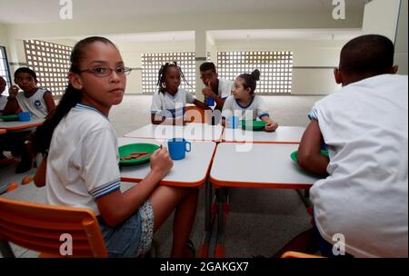 salvador, bahia, brasile - september10, 2015: I bambini provenienti da un centro di assistenza pubblica sono visti in una classe nella città di Salvador. Foto Stock