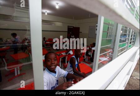 salvador, bahia, brasile - september10, 2015: I bambini provenienti da un centro di assistenza pubblica sono visti in una classe nella città di Salvador. Foto Stock