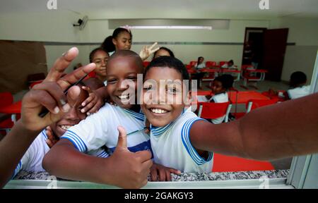 salvador, bahia, brasile - september10, 2015: I bambini provenienti da un centro di assistenza pubblica sono visti in una classe nella città di Salvador. Foto Stock