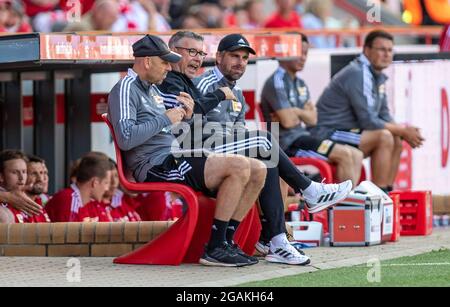 Berlino, Germania. 31 luglio 2021. Calcio: Partite di prova, 1. FC Union Berlin - Athletic Bilbao, Stadion an der Alten Försterei. Il co-allenatore di Union Markus Hoffmann (l-r), il coach Urs Fischer e il co-allenatore Sebastian Bönig guardano il gioco. Credit: Andreas Gora/dpa/Alamy Live News Foto Stock