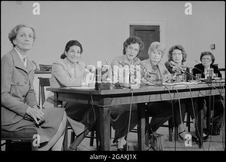 Sei rappresentanti statunitensi, che di recente hanno visitato la Cambogia come membri di una delegazione del Congresso, hanno parlato con la stampa mentre sono seduti dietro i microfoni. Sono, da sinistra a destra: Lindy Boggs-LA; Olympia Snowe-ME; Elizabeth Holtzman-NY (capo della delegazione); Margaret Heckler-ma; Pat Schroeder-CO; e Barbara Mikulski-MD, Washington, DC, 11/14/1979. (Foto di Marion S Trikosko/US News & World Report Collection/RBM Vintage Images) Foto Stock