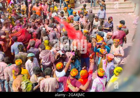 I pellegrini si divertono danzando con i battiti del tamburo nel Festival di Holi a Mathura, Uttar Pradesh, India. Foto Stock