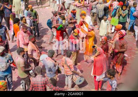 I pellegrini si divertono danzando con i battiti del tamburo nel Festival di Holi a Mathura, Uttar Pradesh, India. Foto Stock