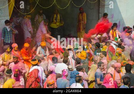 I pellegrini si divertono danzando con i battiti del tamburo nel Festival di Holi a Mathura, Uttar Pradesh, India. Foto Stock
