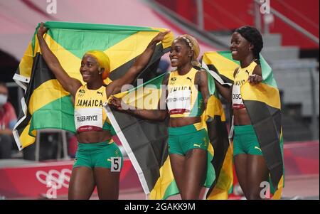 Tokyo, Giappone. 31 luglio 2021. Elaine Thompson-Herah della Giamaica festeggia con i compagni di squadra dopo aver registrato un nuovo record olimpico nella finale femminile di 100m, 10.60 secondi, allo Stadio Olimpico di Tokyo, Giappone, sabato 31 luglio 2021. Foto di Richard Ellis/UPI Credit: UPI/Alamy Live News Foto Stock