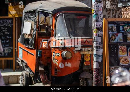 B, INDONESIA - 15 maggio 2019: Una vecchia cabina a motore asiatica in un mercato aperto a Bali, Indonesia Foto Stock