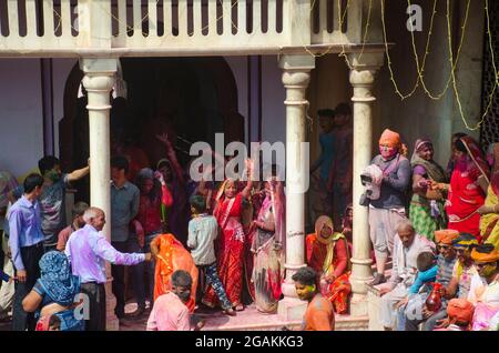 I pellegrini si divertono danzando con i battiti del tamburo nel Festival di Holi a Mathura, Uttar Pradesh, India. Foto Stock