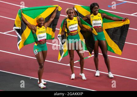 TOKYO, GIAPPONE - LUGLIO 31: Elaine Thompson-Herah della Giamaica si pone dopo aver vinto la medaglia d'oro con Shericka Jackson della Giamaica e Shelly Ann Fraser Pryce dopo aver disputato la finale di 100 m delle donne durante i Giochi Olimpici di Tokyo 2020 allo Stadio Olimpico del 31 luglio 2021 a Tokyo, Giappone (Foto di Yannick Verhoeven/Orange Pictures) Credit: Orange Pics BV/Alamy Live News Foto Stock