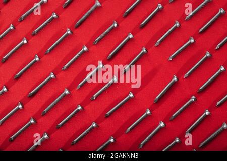 Chiodi in acciaio nero, disposti orizzontalmente, lasciando uno spazio a forma di rombo o quadrato orizzontale per la pubblicità, il dialogo o il testo Foto Stock