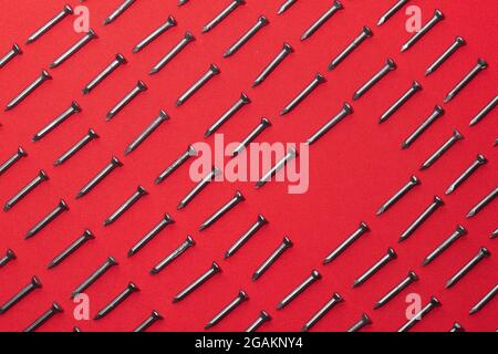 Chiodi in acciaio nero, disposti orizzontalmente, lasciando uno spazio a forma di rombo o quadrato orizzontale per la pubblicità, il dialogo o il testo Foto Stock