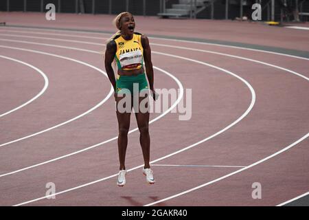 Tokyo, Giappone. 31 luglio 2021. Elaine Thompson-Herah della Giamaica festeggia dopo aver vinto la gara femminile di 100 metri alla competizione atletica durante le Olimpiadi estive di Tokyo, Giappone, sabato 31 luglio 2021. Thompson-Herah ha vinto oro e compagni di squadra Shelly-Ann Fraser-Pryce l'argento e Shericka Jackson, bronzo. Foto di Richard Ellis/UPI Credit: UPI/Alamy Live News Foto Stock