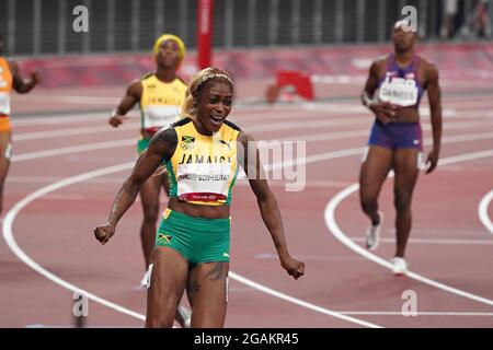 Tokyo, Giappone. 31 luglio 2021. Elaine Thompson-Herah della Giamaica, centro, festeggia dopo aver vinto la gara femminile di 100 metri alla competizione atletica durante le Olimpiadi estive di Tokyo, Giappone, sabato 31 luglio 2021. Thompson-Herah ha vinto oro e compagni di squadra Shelly-Ann Fraser-Pryce l'argento e Shericka Jackson, bronzo. Foto di Richard Ellis/UPI Credit: UPI/Alamy Live News Foto Stock
