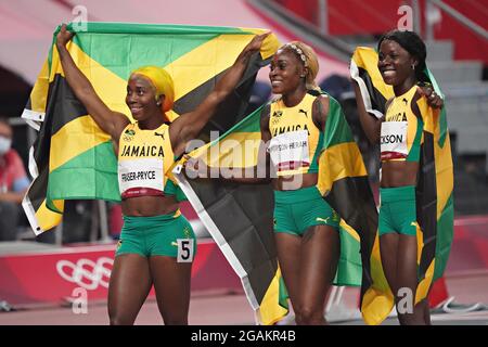 Tokyo, Giappone. 31 luglio 2021. Elaine Thompson-Herah della Giamaica, centro, festeggia con i compagni di squadra Shelly-Ann Fraser-Pryce, a sinistra, e Shericka Jackson dopo aver vinto tutti e tre i posti nella corsa femminile di 100 metri alla competizione atletica durante le Olimpiadi estive di Tokyo, Giappone, sabato 31 luglio 2021. Foto di Richard Ellis/UPI Credit: UPI/Alamy Live News Foto Stock