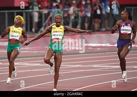 Tokyo, Giappone. 31 luglio 2021. Elaine Thompson-Herah della Giamaica, centro, festeggia dopo aver vinto la gara femminile di 100 metri alla competizione atletica durante le Olimpiadi estive di Tokyo, Giappone, sabato 31 luglio 2021. Thompson-Herah ha vinto oro e compagni di squadra Shelly-Ann Fraser-Pryce l'argento e Shericka Jackson, bronzo. Foto di Richard Ellis/UPI Credit: UPI/Alamy Live News Foto Stock