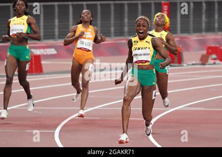 Tokyo, Giappone. 31 luglio 2021. Elaine Thompson-Herah della Giamaica, a destra, festeggia dopo aver vinto la corsa femminile di 100m al concorso di atletica durante le Olimpiadi estive di Tokyo, Giappone, sabato 31 luglio 2021. Thompson-Herah ha vinto oro e compagni di squadra Shelly-Ann Fraser-Pryce l'argento e Shericka Jackson, bronzo. Foto di Richard Ellis/UPI Credit: UPI/Alamy Live News Foto Stock