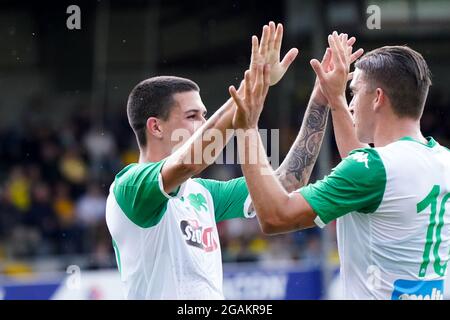 VENLO, PAESI BASSI - LUGLIO 31: Aitor Cantalapiedra del Panathinaikos FC festeggia con Carlos Lopez Huesca del Panathinaikos FC dopo aver segnato il suo primo gol ai lati durante la partita pre-stagione tra VVV-Venlo e Panathinaikos FC al Covebo Stadion De Koel il 31 luglio 2021 a Venlo, Paesi Bassi (Foto di Jeroen Meuwsen/Orange) Foto Stock