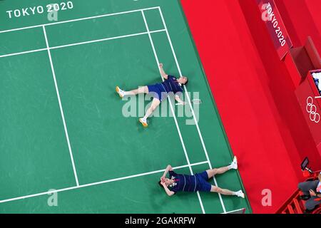 (210731) -- TOKYO, 31 luglio 2021 (Xinhua) -- la Malesia Aaron Chia (UP) /SOH Wooi Yik celebrare dopo aver vinto la doppia medaglia di bronzo maschile badminton ai Giochi Olimpici di Tokyo 2020 a Tokyo, Giappone, 31 luglio 2021. (Xinhua/Chen Yichen) Foto Stock