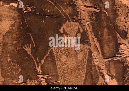 Una figura umana trapezoidale, un classico petroglifico Fremont presso il sito di Cub Creek nel Dinosaur National Monument, Utah, USA Foto Stock