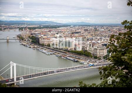 Budapest, Ungheria - immagine aerea della bellissima città, del fiume donau e dei tre ponti. Ponte Elisabetta, Ponte delle catene e Ponte liberty. Foto Stock