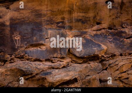 Figure umane trapezoidali su un pannello di petroglifici Fremont presso il sito di Cub Creek nel Dinosaur National Monument, Utah, USA Foto Stock