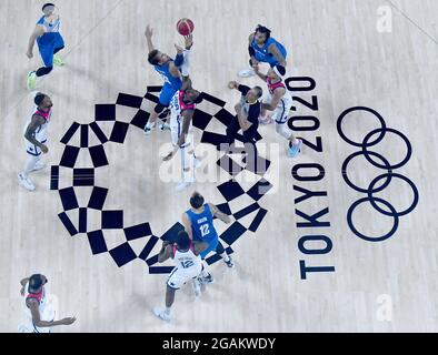 (210731) -- SAITAMA, 31 luglio 2021 (Xinhua) -- i giocatori di entrambe le squadre competono durante la partita preliminare di basket maschile tra gli Stati Uniti e la Repubblica Ceca ai Giochi Olimpici di Tokyo 2020 a Saitama, Giappone, 31 luglio 2021. (Xinhua/Meng Yongmin) Foto Stock