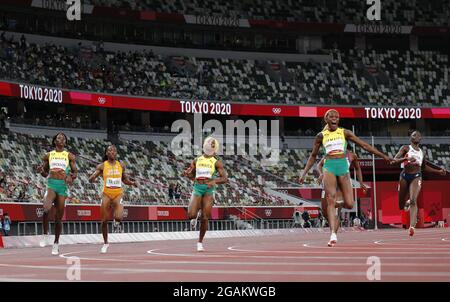 Tokyo, Giappone. 31 luglio 2021. Elaine Thompson-Herah della Giamaica, Shelly-Ann Fraser-Pryce (C) e Shericka Jackson (L) finiscono uno-due-tre nelle finali femminili di 100 metri alla competizione atletica durante le Olimpiadi estive di Tokyo, Giappone, sabato 31 luglio 2021. Foto di Bob strong/UPI. Credit: UPI/Alamy Live News Foto Stock