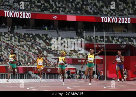 Tokyo, Giappone. 31 luglio 2021. Elaine Thompson-Herah della Giamaica, Shelly-Ann Fraser-Pryce (C) e Shericka Jackson (L) finiscono uno-due-tre nelle finali femminili di 100 metri alla competizione atletica durante le Olimpiadi estive di Tokyo, Giappone, sabato 31 luglio 2021. Foto di Bob strong/UPI. Credit: UPI/Alamy Live News Foto Stock