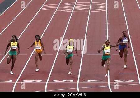 Tokyo, Giappone. 31 luglio 2021. Elaine Thompson-Herah della Giamaica (2° R), Shelly-Ann Fraser-Pryce della Giamaica (C) e Shericka Jackson della Giamaica (L) finiscono uno-due-tre nelle finali femminili di 100 metri alla competizione atletica durante le Olimpiadi estive di Tokyo, Giappone, sabato 31 luglio 2021. Foto di Bob strong/UPI. Credit: UPI/Alamy Live News Foto Stock