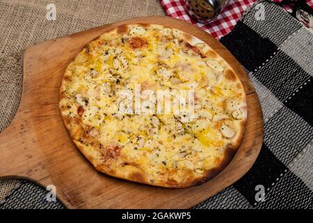 Funghi brasiliani, formaggio e pizza origano, vista dall'alto Foto Stock