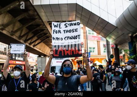 Kuala Lumpur, Malesia. 31 luglio 2021. I manifestanti hanno visto parlare con i propri cartelli. Centinaia di giovani malesi si sono riuniti a Kuala Lumpur, in Malesia, il 31 luglio 2021 per partecipare alla protesta di Lawan che ha chiesto le dimissioni del primo ministro Muhyiddin Yassin. (Foto di Aizat Ady Ikram/Pacific Press/Sipa USA) Credit: Sipa USA/Alamy Live News Foto Stock