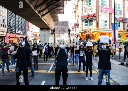 Kuala Lumpur, Malesia. 31 luglio 2021. I manifestanti parlano con i propri cartelli. Centinaia di giovani malesi si sono riuniti a Kuala Lumpur, in Malesia, il 31 luglio 2021 per partecipare alla protesta di Lawan che ha chiesto le dimissioni del primo ministro Muhyiddin Yassin. (Foto di Aizat Ady Ikram/Pacific Press/Sipa USA) Credit: Sipa USA/Alamy Live News Foto Stock