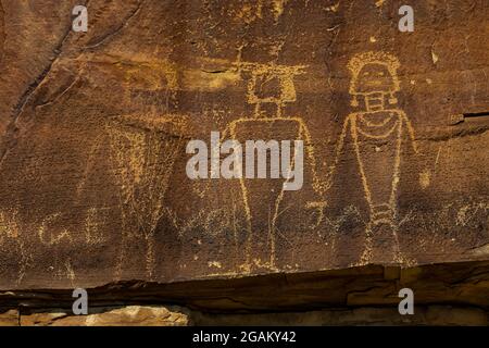 Pannello di figure umane stilizzate, con vandalismo, presso McKee Spring Petroglyph Site, Dinosaur National Monument, Utah, USA Foto Stock