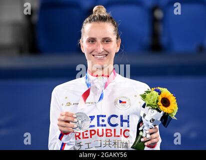 Tokio, Giappone. 31 luglio 2021. Tennis: Olimpiadi, singoli, donne, cerimonia di premiazione: Marketa Vondrousova mostra la sua medaglia d'argento. Credit: Marijan Murat/dpa/Alamy Live News Foto Stock