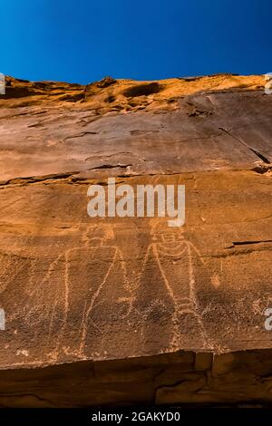 Pannello di figure umane stilizzate presso il sito di Petroglyph della primavera di McKee, Dinosaur National Monument, Utah, USA Foto Stock