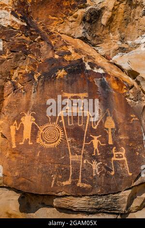 Spettacolare pannello di figure umane stilizzate presso il sito McKee Spring Petroglyph, Dinosaur National Monument, Utah, USA Foto Stock