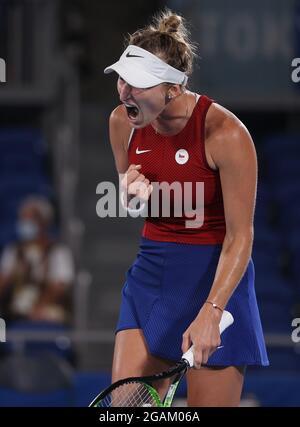 (210731) -- TOKYO, 31 luglio 2021 (Xinhua) -- Marketa Vondrousova della Repubblica Ceca celebra il punto di vittoria durante la partita finale dei singoli di tennis femminile dei Giochi Olimpici di Tokyo 2020 contro Belinda Bencic della Svizzera all'Ariake Tennis Park di Tokyo, Giappone, 31 luglio 2021. (Xinhua/Du Xiaoyi) Foto Stock