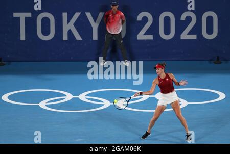 (210731) -- TOKYO, 31 luglio 2021 (Xinhua) -- Belinda Bencic della Svizzera raggiunge un ritorno durante la partita finale femminile di tennis dei Giochi Olimpici di Tokyo 2020 contro Marketa Vondrousova della Repubblica Ceca all'Ariake Tennis Park di Tokyo, Giappone, 31 luglio 2021. (Xinhua/Du Xiaoyi) Foto Stock