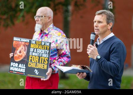 Belfast, Regno Unito. 31 luglio 2021. 31/07/2021 i manifestanti cristiani anti-aborto si sono riuniti a Writers Square come un Rally contro i sostenitori Pro aborto che erano lì. Credit: Bonzo/Alamy Live News Foto Stock