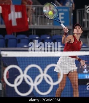 (210731) -- TOKYO, 31 luglio 2021 (Xinhua) -- Belinda Bencic della Svizzera raggiunge un ritorno durante la partita finale femminile di tennis dei Giochi Olimpici di Tokyo 2020 contro Marketa Vondrousova della Repubblica Ceca all'Ariake Tennis Park di Tokyo, Giappone, 31 luglio 2021. (Xinhua/Du Xiaoyi) Foto Stock