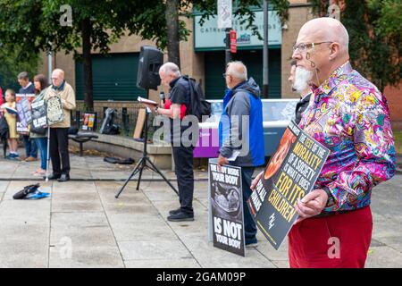 Belfast, Regno Unito. 31 luglio 2021. 31/07/2021 i manifestanti cristiani anti-aborto si sono riuniti a Writers Square come un Rally contro i sostenitori Pro aborto che erano lì. Credit: Bonzo/Alamy Live News Foto Stock