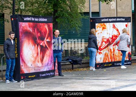 Belfast, Regno Unito. 31 luglio 2021. 31/07/2021 i manifestanti cristiani anti-aborto si sono riuniti a Writers Square come un Rally contro i sostenitori Pro aborto che erano lì. Credit: Bonzo/Alamy Live News Foto Stock