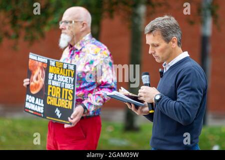 Belfast, Regno Unito. 31 luglio 2021. 31/07/2021 i manifestanti cristiani anti-aborto si sono riuniti a Writers Square come un Rally contro i sostenitori Pro aborto che erano lì. Credit: Bonzo/Alamy Live News Foto Stock