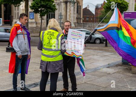 Belfast, Regno Unito. 31 luglio 2021. 31/07/2021 i manifestanti cristiani anti-aborto si sono riuniti a Writers Square come un Rally contro i sostenitori Pro aborto che erano lì. Credit: Bonzo/Alamy Live News Foto Stock