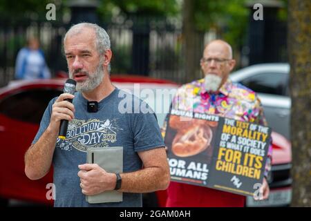 Belfast, Regno Unito. 31 luglio 2021. 31/07/2021 i manifestanti cristiani anti-aborto si sono riuniti a Writers Square come un Rally contro i sostenitori Pro aborto che erano lì. Credit: Bonzo/Alamy Live News Foto Stock