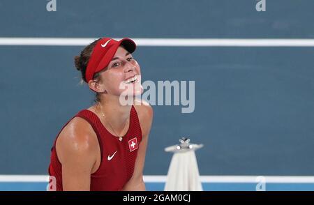 (210731) -- TOKYO, 31 luglio 2021 (Xinhua) -- Belinda Bencic della Svizzera ride dopo aver vinto la partita finale femminile di tennis dei Giochi Olimpici di Tokyo 2020 contro Marketa Vondrousova della Repubblica Ceca all'Ariake Tennis Park di Tokyo, Giappone, 31 luglio 2021. (Xinhua/Du Xiaoyi) Foto Stock